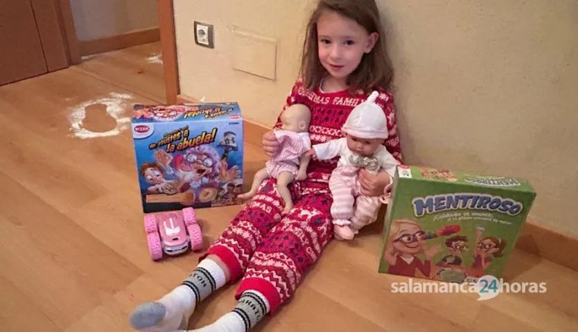 Sofía abriendo los regalos de Papá Noél desde Alba de Tormes en la Navidad de 2024