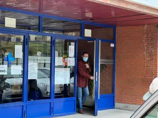 Gente a las puertas de los Centros de Salud en Salamanca con la mascarilla, tras su uso obligatorio desde este miércoles. Fotos S24H
