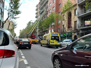 Los Bomberos rescatan a un anciano de 86 años que llevaba un día caído en su domicilio de Torres Villarroel