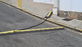 Los vecinos de Los Praos de Béjar se quejan por la colocación de los cables de los ‘coches chocones’