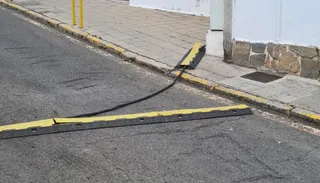 Los vecinos de Los Praos de Béjar se quejan por la colocación de los cables de los ‘coches chocones’