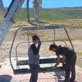 Operarios colocando las sillas en plena revisión. 