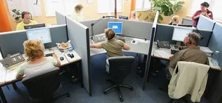 Teleoperadores en una oficina.