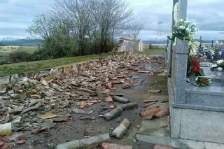 El temporal derriba parte del muro del cementerio municipal