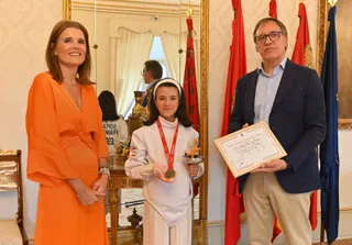 Sofía Franco, junto con el alcalde Carlos García Carbayo y la concejala Almudena Parres | FOTO AYUNTAMIENTO DE SALAMANCA