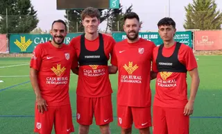 Lolo García, junto a los nuevos fichajes de la UD Santa Marta | FOTO UD SANTA MARTA