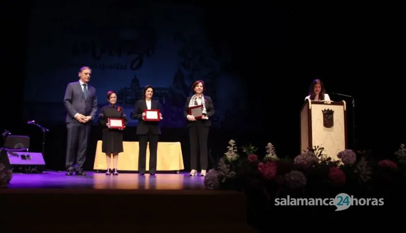 Acto de reconocimiento y entrega de distinciones del Ayto Salamanca, con motivo del Día Internacional de la Mujer