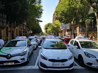 Coches de autoescuela aparcados frente a la Delegación del Gobierno de Catalunya