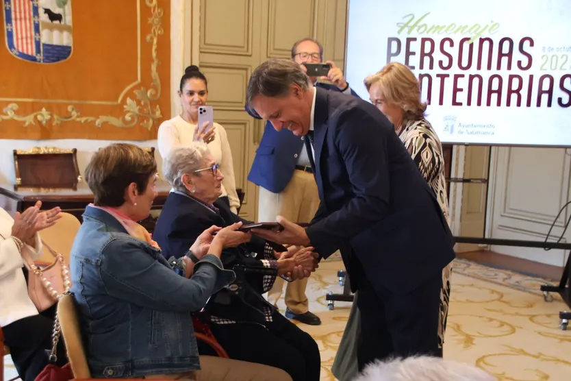 El alcalde de Salamanca, Carlos García Carbayo entregándole la placa a Teresa Hierro