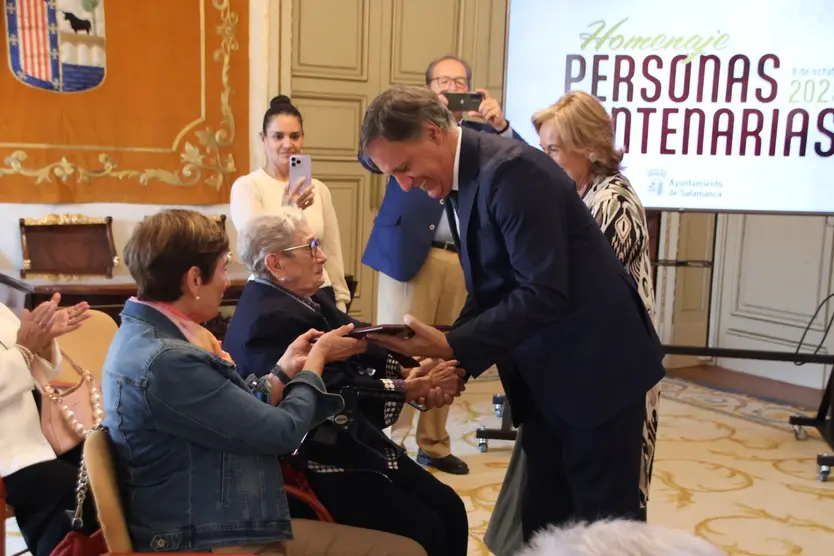 El alcalde de Salamanca, Carlos García Carbayo entregándole la placa a Teresa Hierro