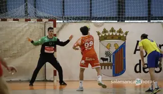 Álvaro Carretero lanza un siete metros | FOTO SALAMANCA24HORAS.COM