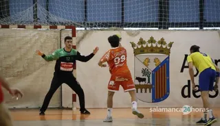 Álvaro Carretero lanza un siete metros | FOTO SALAMANCA24HORAS.COM