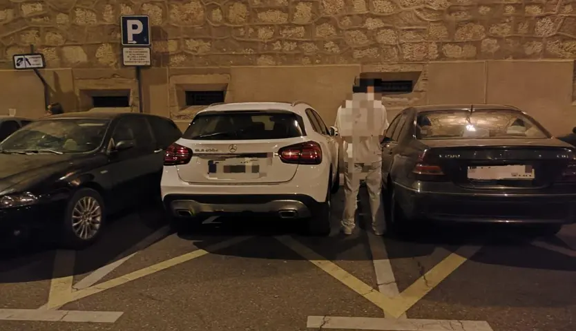 Persona orinando en una calle de Salamanca