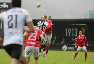 Sergio Benito y Carlos García disputan un balón de cabeza | FOTO UNIONISTAS CF