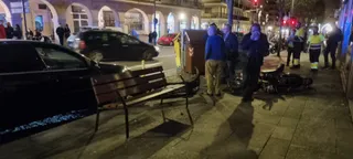 Un conductor de un turismo, positivo en alcoholemia, se estrella contra un coche y una moto aparcadas en Gran Vía durante la madrugada de este domingo