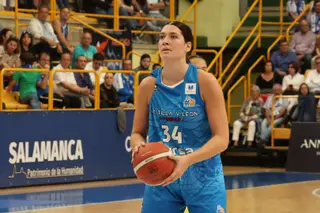 Fasoula lanzando un tiro libre ante Spar Gran Canaria | FOTO ANDREA MATEOS