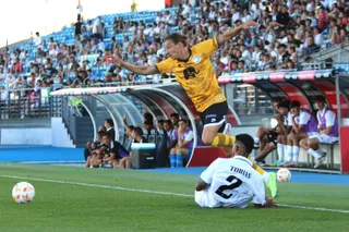 Beneit regatea a Vinicius Tobías | FOTO UNIONISTAS CF