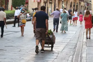 Un trabajador por las calles de Salamanca.