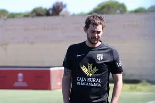 Alonso Fernández, entrenador de la UD Santa Marta | FOTO ANDREA MATEOS