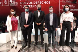 Carmen Ávila, junto al expresidente, José Luis Zapatero, y el resto de los miembros de la mesa redonda sobre Nuevos Derechos y Libertades del Congreso del PSOE en Valencia