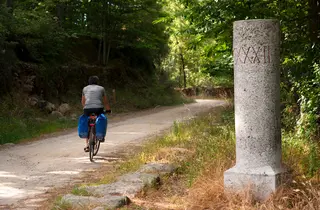 Un ciclista recorre la Ruta de la Plata en Béjar - Foto: Com. Junta