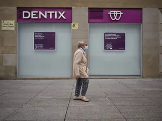 Una mujer paseas enfrente de una clínica. En Pamplona, Navarra (España), a 25 de mayo de 2020.