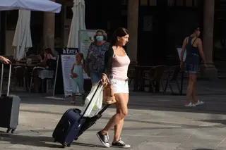 Una salmantina pasea con una maleta. Foto de archivo