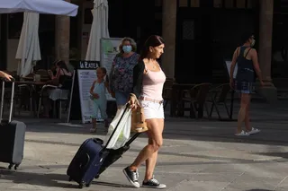 Una salmantina pasea con una maleta. Foto de archivo