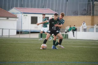 Peli trata de robar un balón ante el Moralo / FOTO SALAMANCA24HORAS.COM