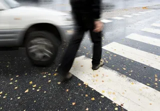 Peatón cruzando la calle | Fotografía Fundación AMV