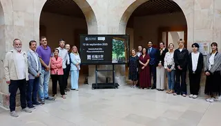 La USAL homenajea a la Universidad Takushoku con una placa conmemorativa por su compromiso con el español