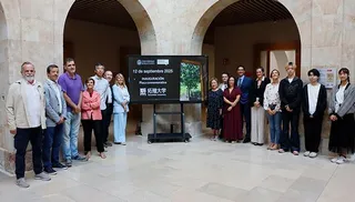 La USAL homenajea a la Universidad Takushoku con una placa conmemorativa por su compromiso con el español