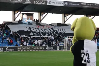 La afición de Unionistas alienta antes de iniciarse el choque ante la Ponferradina | FOTO ANDREA MATEOS