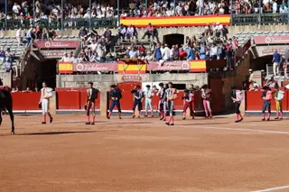 Diego Mateos, recibiendo al sexto novillo de Adelaida Rodríguez a porta gayola | Juanes