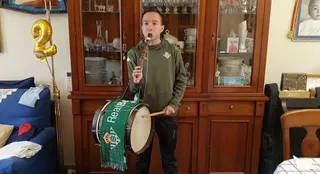 Dani Martín Anaya toca el himno del Betis