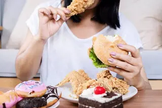 Una mujer comiendo alimentos ultraprocesados. Foto EP