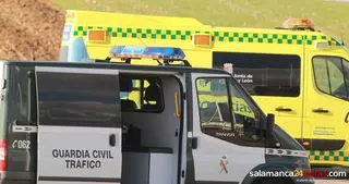 Guardia Civil y ambulancia en un accidente. Foto de archivo