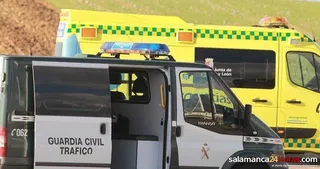 Guardia Civil y ambulancia en un accide