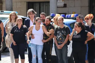 Familiares de Charo durante el minuto de silencio por el asesinato machista en Bejar