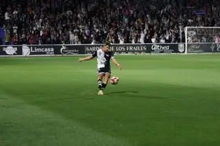Planas golpea un balón ante el Deportivo | FOTO ANDREA MATEOS