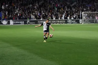 Planas golpea un balón ante el Deportivo | FOTO ANDREA MATEOS
