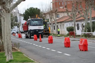 El alcalde de Salamanca, Carlos García Carbayo, visita las obras de urbanización del barrio La Vega