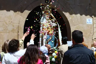 La devoción llena Villamayor en la salida procesional de Nuestra Señora de los Remedios | Mateo G.J.