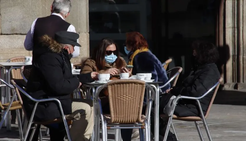 Los salmantinos desafían al frío en las terrazas de la Plaza Mayor