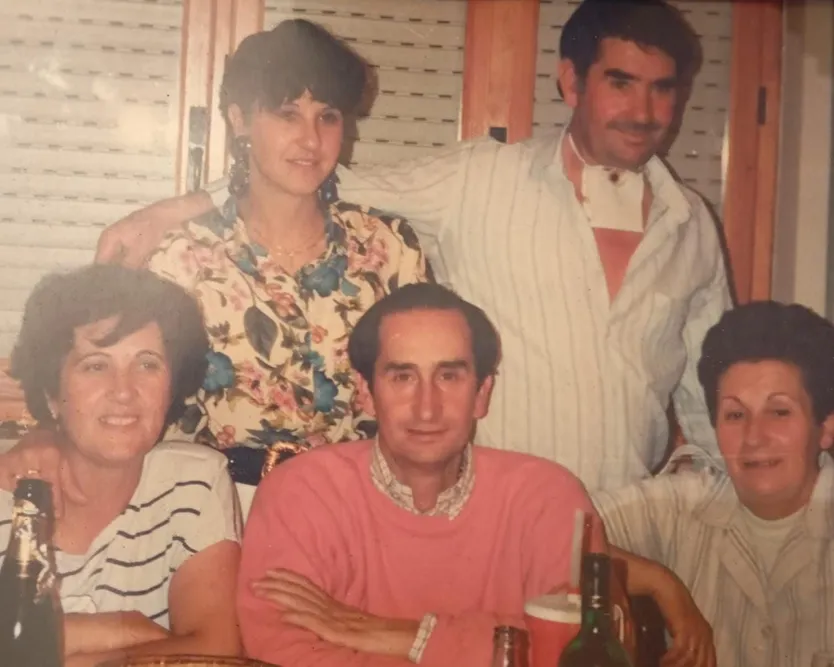 Julio Robles junto a sus hermanos; de pie Isi y Floro y abajo Maribel, Julio y Candelas
