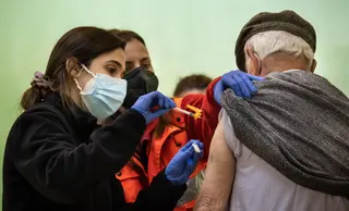 Un hombre recibe una dosis de la vacuna contra la COVID-19