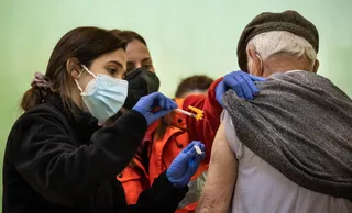 Un hombre recibe una dosis de la vacuna contra la COVID-19