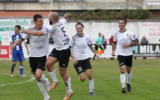 Sergi y Maza celebran un gol del Ciudad Rodrigo