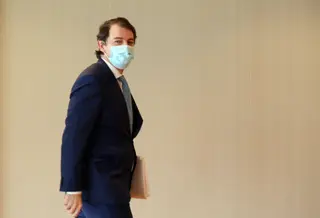 El presidente de la Junta, Alfonso Fernández Mañueco, antes de participar en el Pleno de las Cortes de Castilla y León