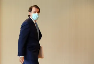 El presidente de la Junta, Alfonso Fernández Mañueco, antes de participar en el Pleno de las Cortes de Castilla y León